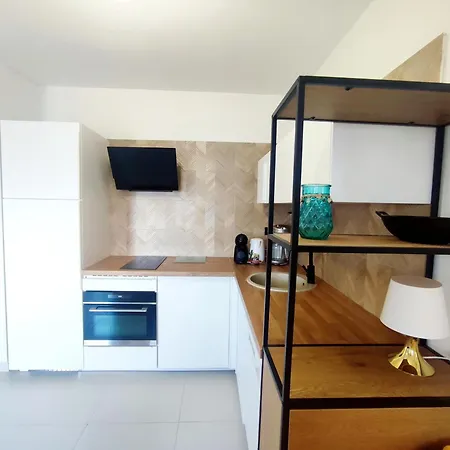 Rose, Close To The * Makarska