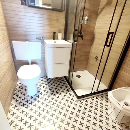 アパート Rose, Close To The *